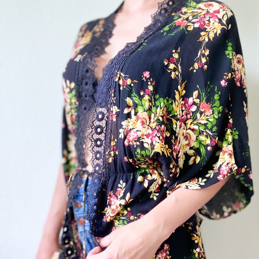 Black and floral short sleeved kimono top